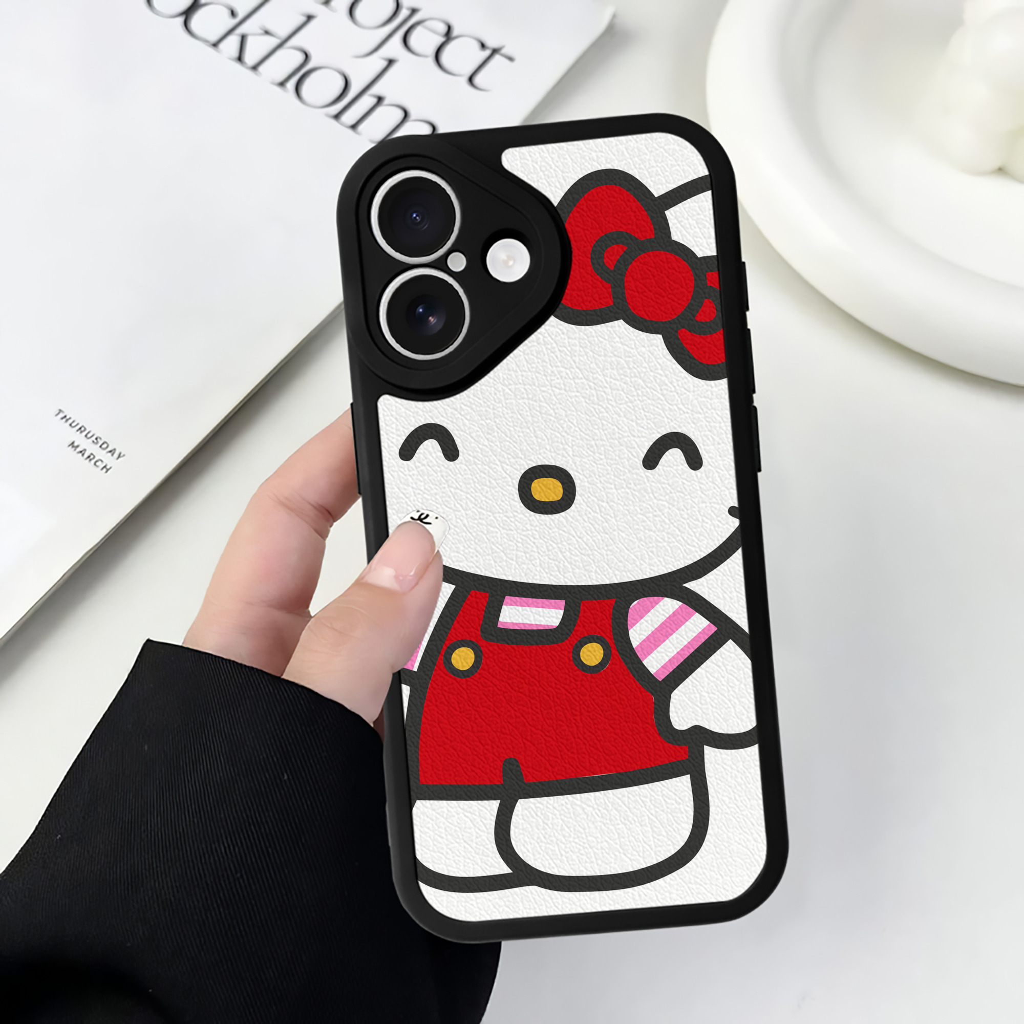 （画像用） Hello Kitty ハローキティ 【iPhone 16シリーズ対応】シリコンスマホケース（レザー調） 材質：シリコン